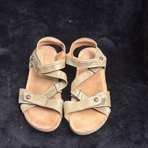 Taos Green Strappy Sandals. Size 37